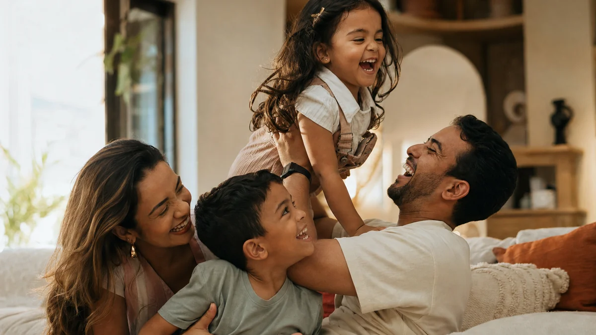 Familia colombiana riendo junta en casa